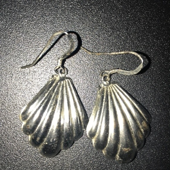 Silver shell Wire earrings Ribbed Tarnish resistant - Picture 3 of 9